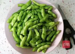 Illustration of how to make spiced edamame 3