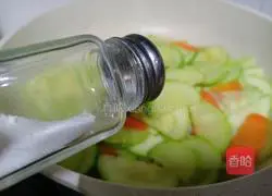 Fry the zucchini with olive oil Practice illustration 7