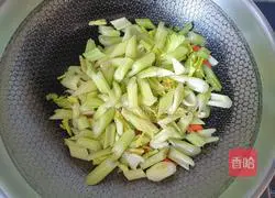 Illustration of how to stir-fry celery and carrots 7