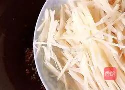 Illustration of how to make fried onions and shredded potatoes 6