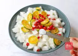 Illustration of how to soak radish with Sprite lime 11