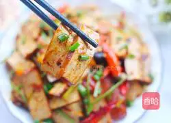 Illustration of how to make stir-fried celery and dried celery 11