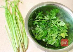 Illustration of how to make celery mixed with flower kernels 1