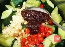 Illustration of how to pat cucumbers 10