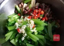 Illustration of how to make celery and peanuts mixed with yuba 8