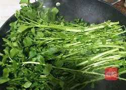 Illustration of how to make garlic watercress 6