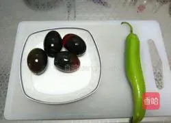 Illustration of how to make spicy preserved eggs 1