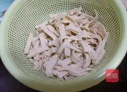  Illustration of how to make stir-fried bean sprouts with bean skin and leeks 2