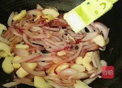 Illustration of how to stir-fry green apples with onions 9
