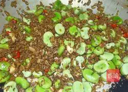 Illustration of how to stir-fry broad beans with sassafras in Pingxiang 8