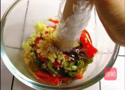 Illustration of how to make pepper-thinned eggs 9