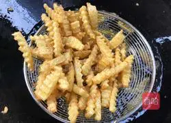 Illustration of how to make spicy wolf tooth potato chips 7