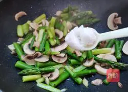 Illustration of how to make fried asparagus and mushrooms 14