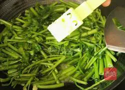 Illustration of how to make stir-fried water spinach 9