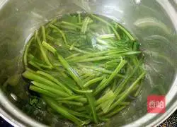 Illustration of how to make spicy spinach with reduced fat 2