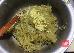 Illustration of how to make red radish vermicelli meatballs 1