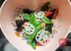 Illustration of how to make lotus pond stir-fry 10