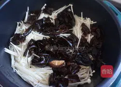  Stir-fried assorted mushrooms Practice illustration 4