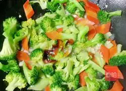 Illustration of how to make fried carrots with broccoli 13