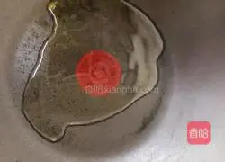 Illustration of how to make fried potato shreds with celery 4