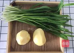 Illustration of how to make fried leeks with potato slices 1