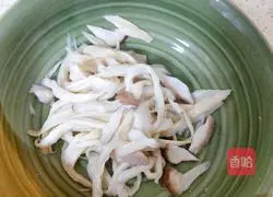 Illustration of how to make king oyster mushrooms with spinach 9