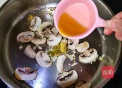 French asparagus and stir-fry the mushrooms Practice illustration 6