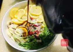 Illustration of how to soak chicken feet in lemon 8