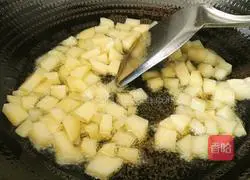 Illustration of how to make fried green beans with potatoes 7