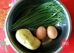 Illustration of how to make steamed stuffed buns stuffed with potatoes, eggs and chives 1