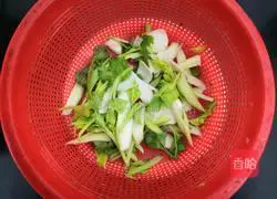 Illustration of how to stir-fry celery and fungus 11