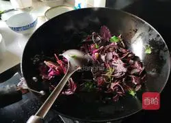 Illustration of how to stir-fry amaranth with garlic cloves 5