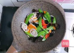 Illustration of how to make lotus pond stir-fry 12