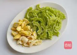 Illustration of how to stir-fry bitter melon with corn shoots 1