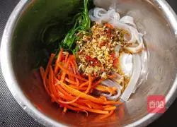 Illustration of how to make spinach with wide noodles 10