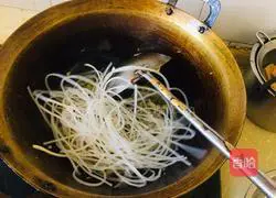 Illustration of how to make fried vermicelli with pickled cabbage 5