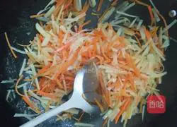 Illustration of how to make shredded carrots and potatoes 5