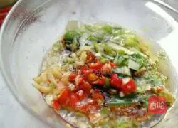 Illustration of how to drizzle king oyster mushrooms with green onion oil 7