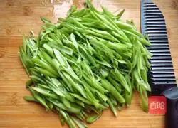 Illustration of how to make garlic water spinach stems 3