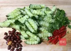 Illustration of how to make cucumbers with dried fruits 2