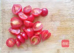 Illustration of how to mix lettuce with olive oil 4