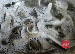 Illustration of how to stir-fry oyster mushrooms with cabbage 3