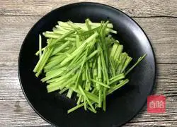Illustration of how to make fried potato shreds with celery 3