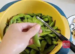 Illustration of how to make spiced edamame 3