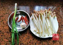 Illustration of how to make peanut sprouts in oyster sauce 1