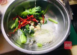 Illustration of how to mix Chinese cabbage with vermicelli 7