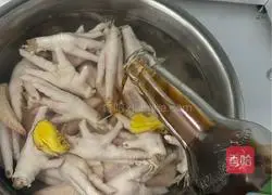Illustration of soaking chicken feet in sauce 2
