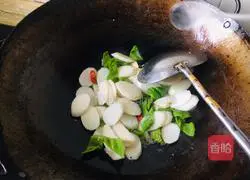 Illustration of how to stir-fry yam 8