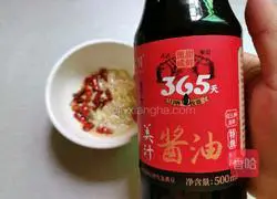 Illustration of how to make cucumber mixed with fungus shreds 8