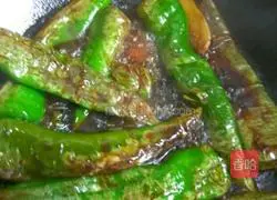 Illustration of how to braise peppers in oil 6